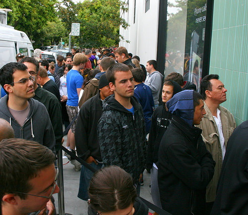 line at apple store photo